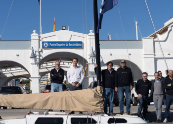 El alcalde visita la embarcación Barlovento-Senda Azul tras su histórica victoria en la Copa del Rey de Vela de Barcos Clásicos