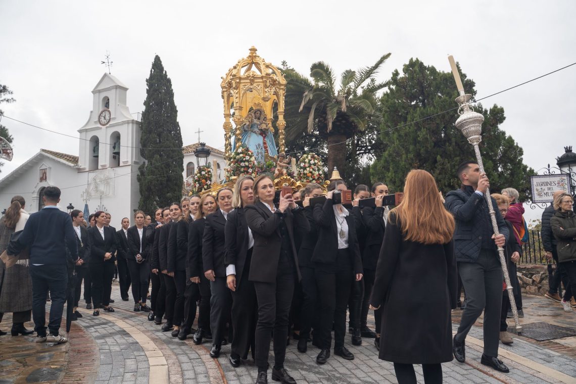 La Virgen de la Cruz de Benalmádena completa su ascenso a la ermita a pesar de la lluvia
