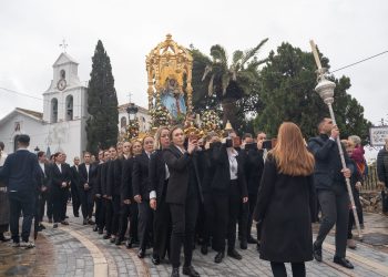 La Virgen de la Cruz de Benalmádena completa su ascenso a la ermita a pesar de la lluvia