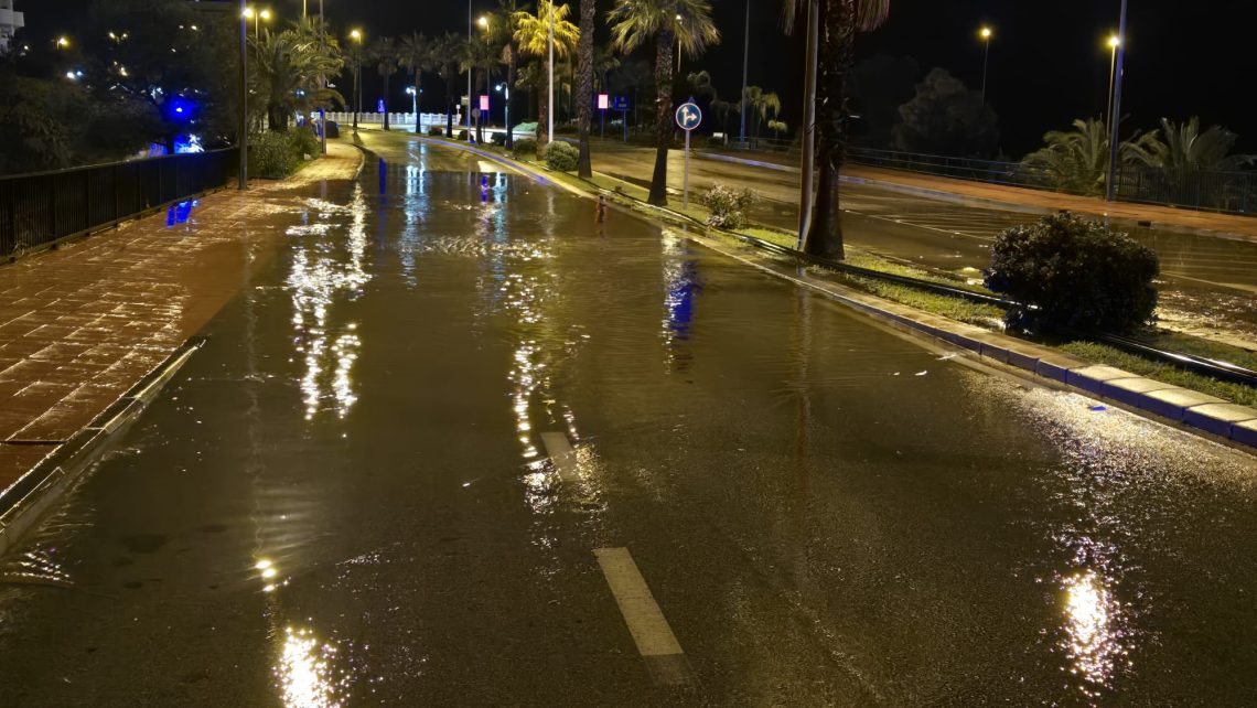 Equipos municipales de Benalmádena continúan con labores de limpieza para recuperar la normalidad tras lluvias