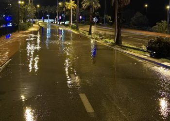 Equipos municipales de Benalmádena continúan con labores de limpieza para recuperar la normalidad tras lluvias