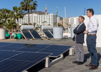 El Ayuntamiento de Benalmádena instala en el puerto la segunda planta fotovoltaica del municipio