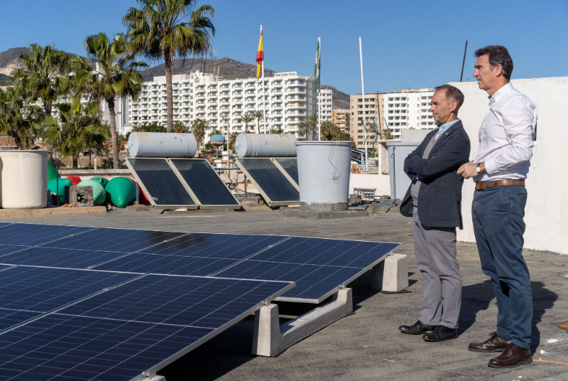 El Ayuntamiento de Benalmádena instala en el puerto la segunda planta fotovoltaica del municipio
