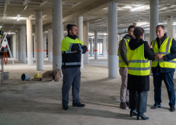 El alcalde visita las obras del futuro aparcamiento público en los bajos de Los Nadales, que creará más de un centenar de plazas nuevas