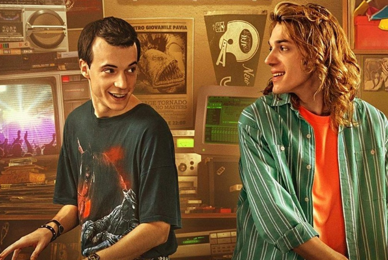 Benalmádena se convierte en escenario del rodaje de la gran serie italiana de Sky, Now y Apple TV sobre el mítico grupo ‘883’