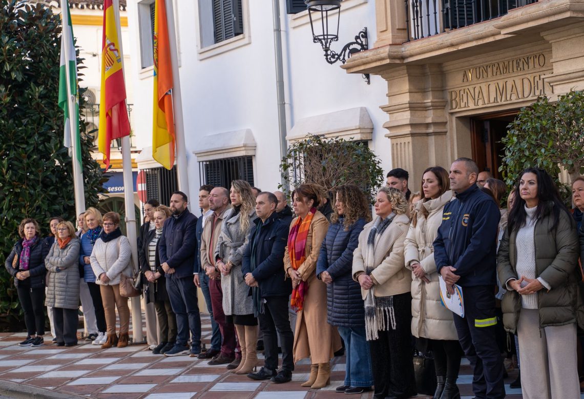 Minuto de silencio en Benalmádena en memoria de las víctimas del accidente ferroviario de Adamuz