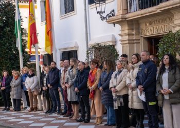 Minuto de silencio en Benalmádena en memoria de las víctimas del accidente ferroviario de Adamuz