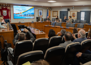 Benalmádena traza en la Mesa de Turismo su hoja de ruta para lograr “una costa que mire de verdad al mar”