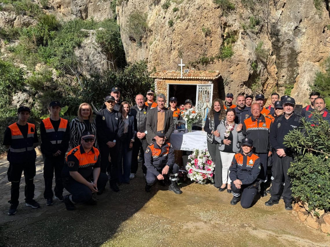 Protección Civil realiza la tradicional ofrenda floral a la Virgen de Lourdes con motivo de su festividad