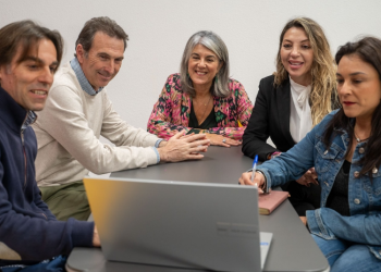 El Ayuntamiento presenta el estudio sobre viviendas vacías a Stop Desahucios