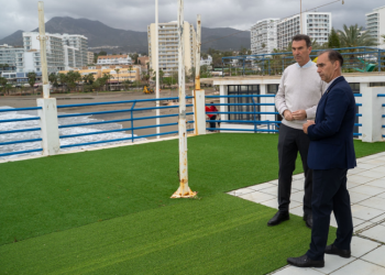 El alcalde y el edil del Puerto revisan sobre el terreno el proyecto para la reforma integral del Centro Náutico