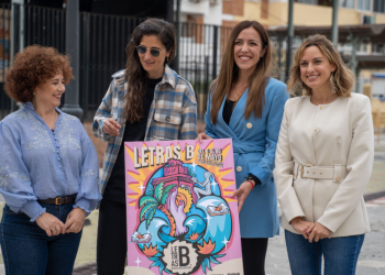 La artista Bosska firma el cartel de la tercera edición del Festival Letras B de Benalmádena