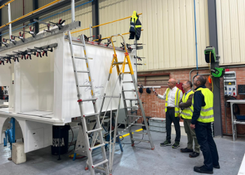 El alcalde realiza una visita técnica al proceso de fabricación de tres nuevos camiones para el servicio de Bomberos