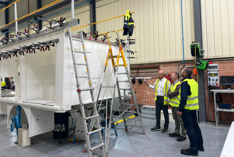 El alcalde realiza una visita técnica al proceso de fabricación de tres nuevos camiones para el servicio de Bomberos