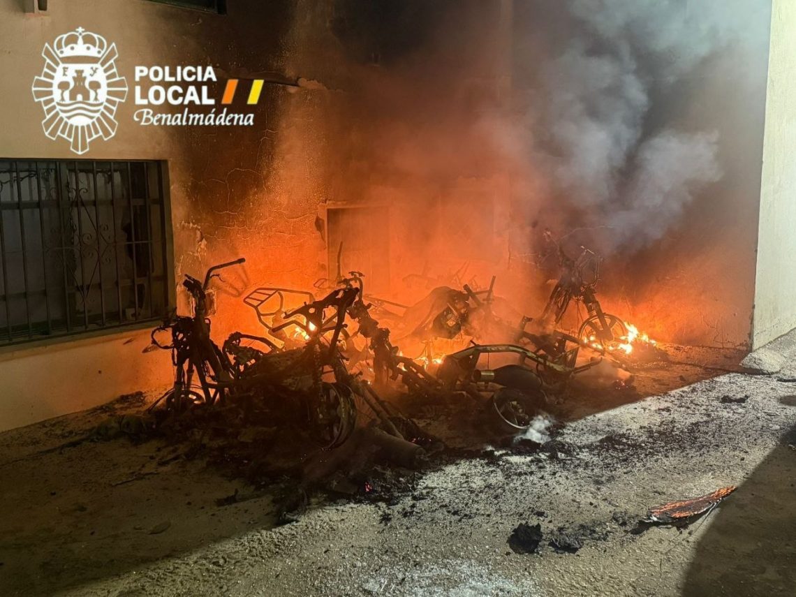 Un aparatoso incendio en la calle Bajondillo de Arroyo de la Miel obliga a desalojar a varios vecinos