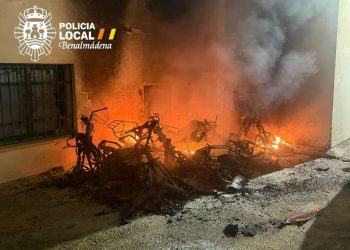 Un aparatoso incendio en la calle Bajondillo de Arroyo de la Miel obliga a desalojar a varios vecinos